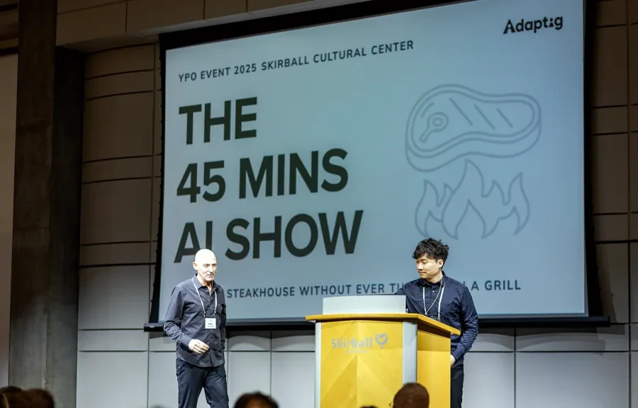YPO 活動，洛杉磯 Skirball Cultural Center：45 分鐘 AI Show。左為 Mateo Romano（Adaptig），講台後為 Sam