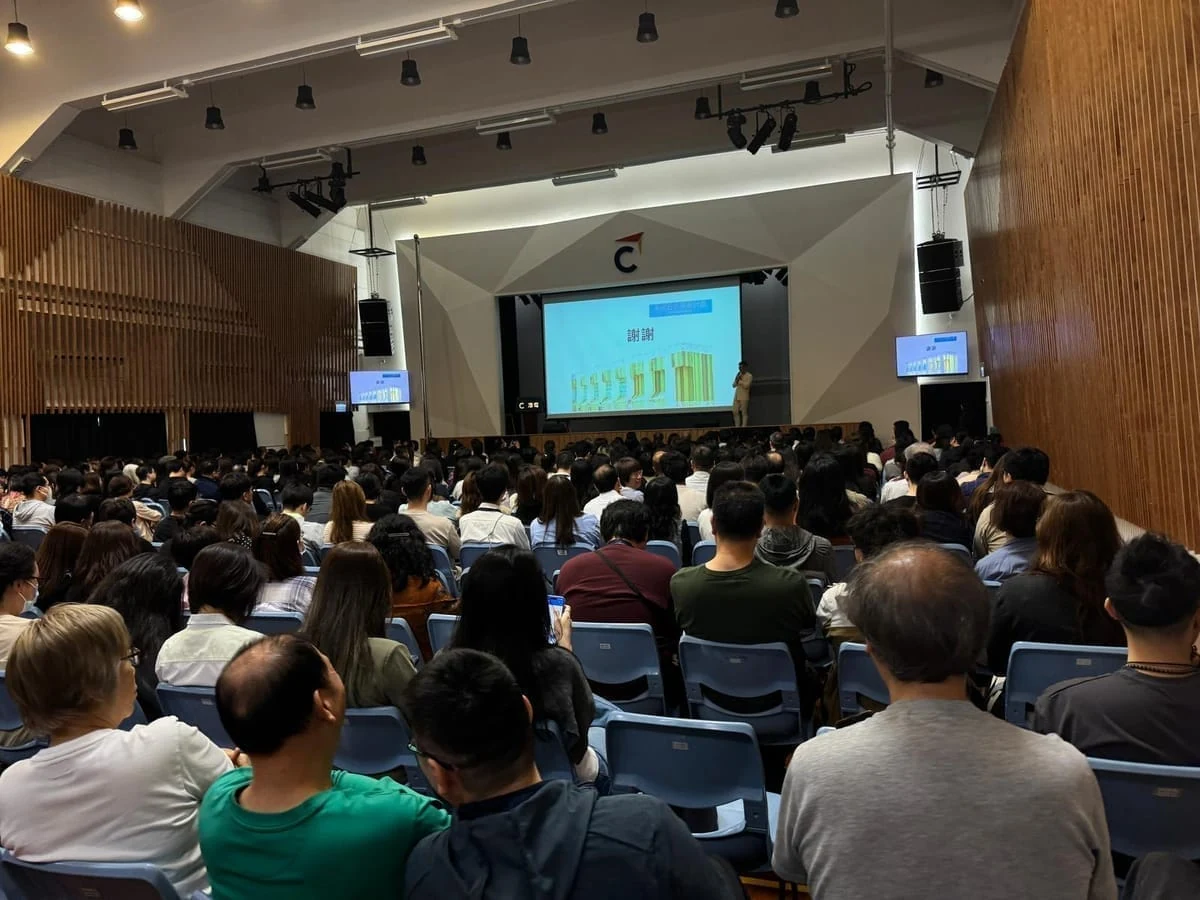 2025 年全體員工發展日：全校教職員在禮堂參與 AI 分享