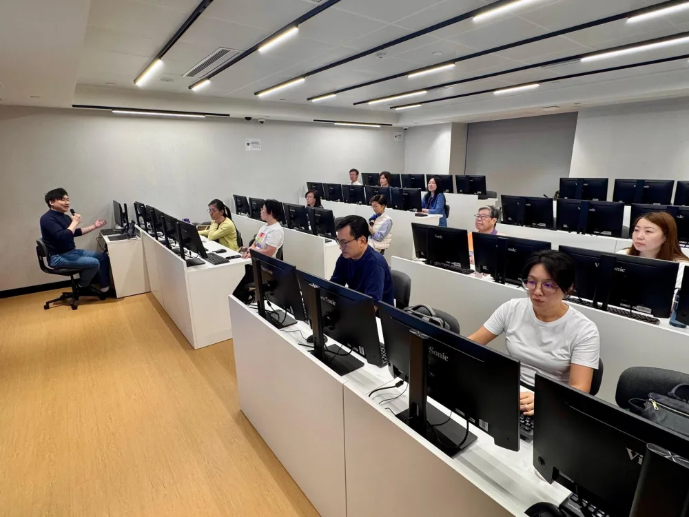 「AI+」課程：於電腦室進行講解與實作練習