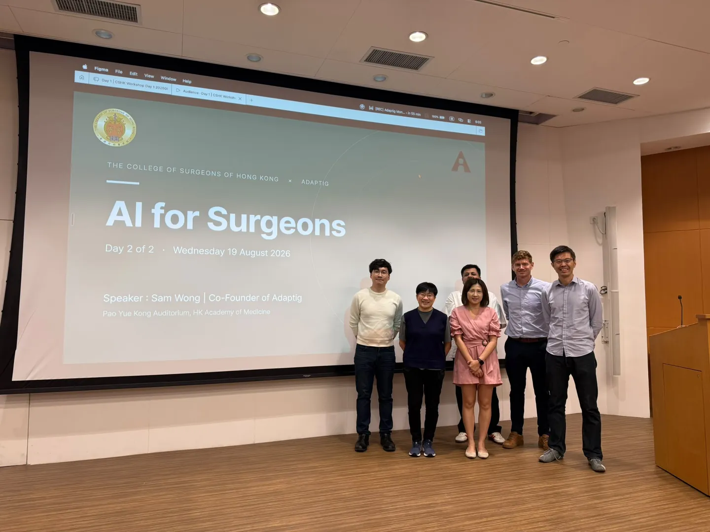 第二晚：Sam Wong 與籌備團隊在「AI for Surgeons」標題畫面前合照