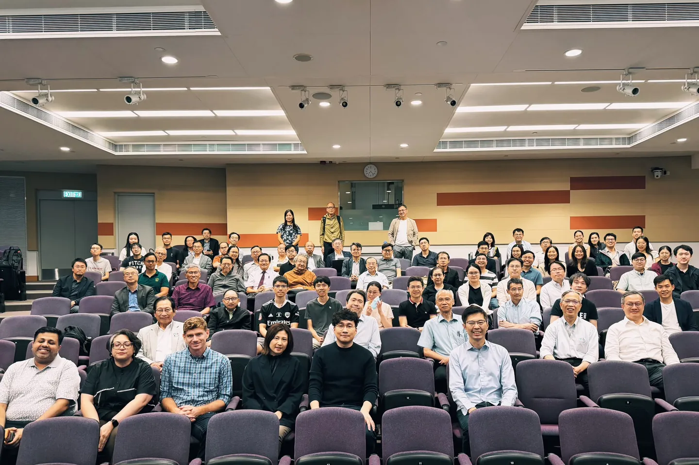 第一晚：院士與 Sam Wong 在香港醫學專科學院包玉剛演講廳合照