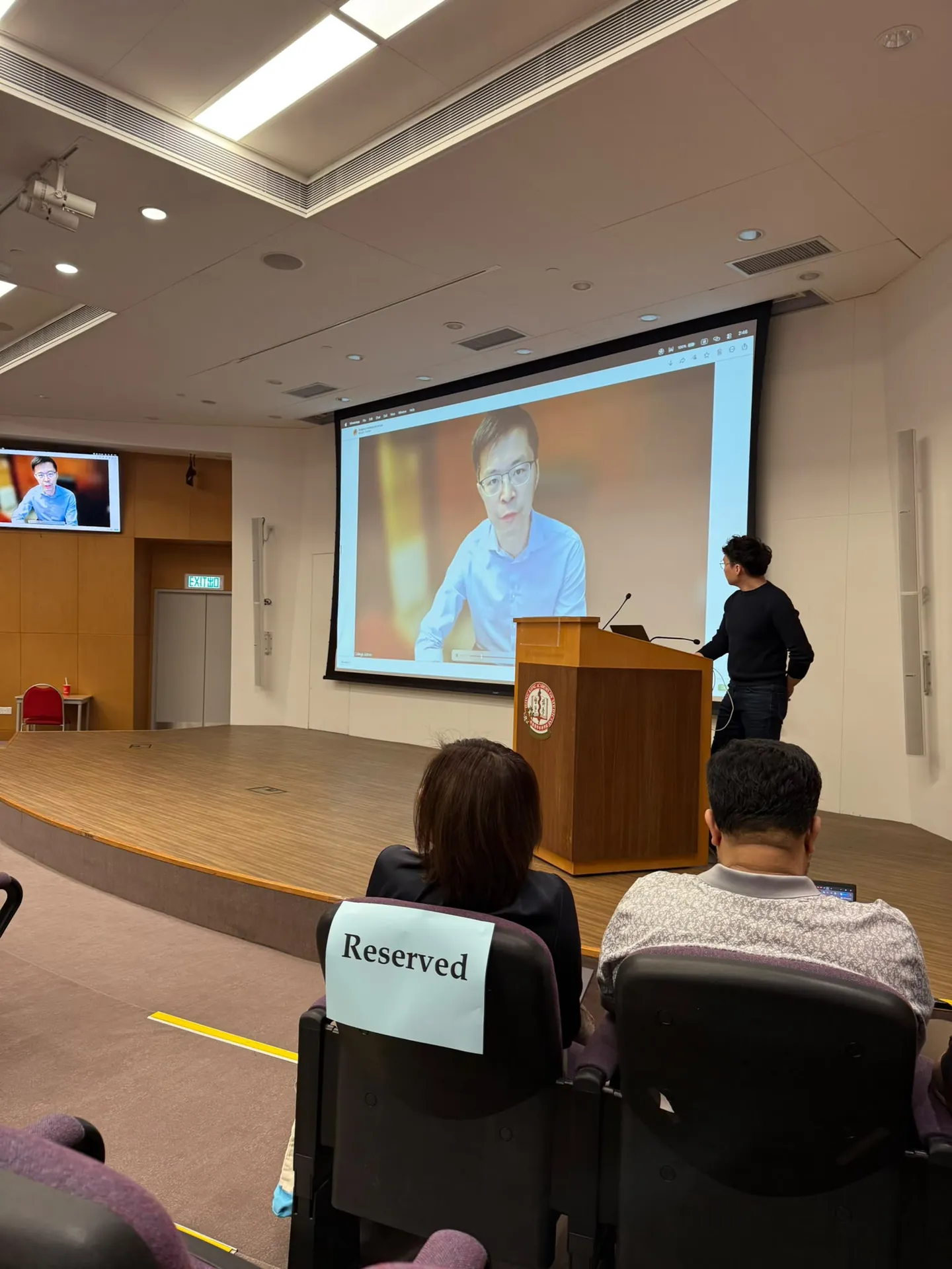 第一晚以學院預先錄製的視像致辭揭開序幕，Sam 站在講台旁