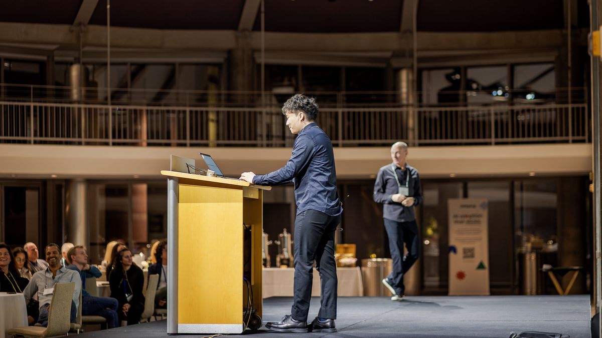 Sam Wong 在洛杉磯 Skirball Cultural Center 的 YPO 全球活動台上演講